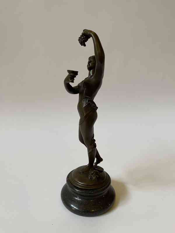 Dívka s hroznem vína - bronzová socha - foto 3