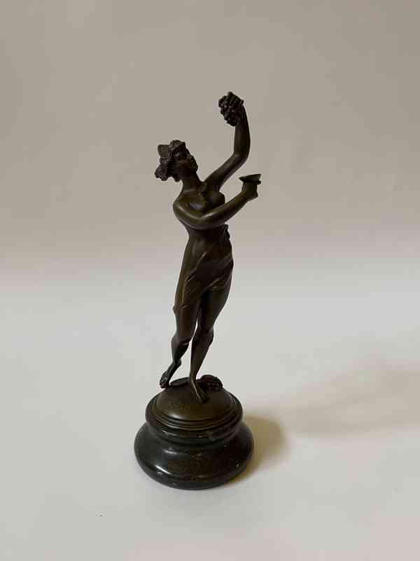 Dívka s hroznem vína - bronzová socha - foto 1