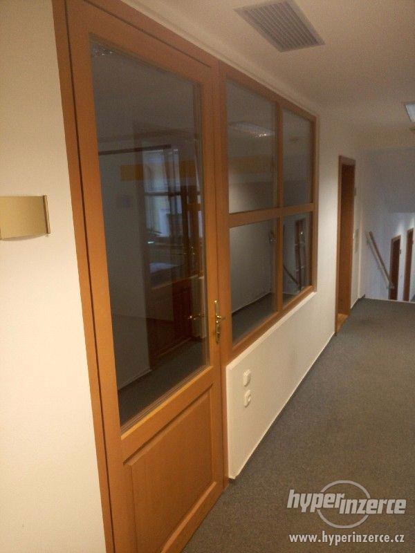 Prodám interiérové prosklené dřevěné stěny včetně dveří - foto 1