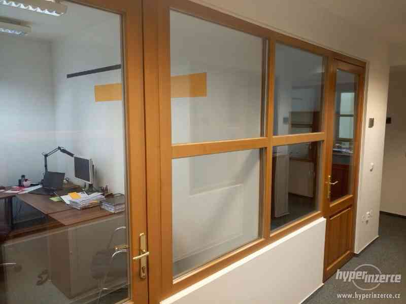 Prodám interiérové prosklené dřevěné stěny včetně dveří - foto 6