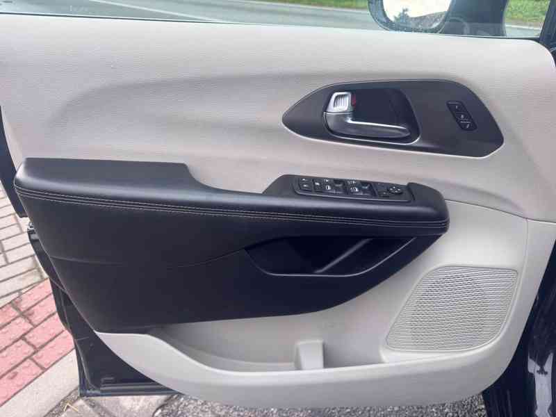  Chrysler Pacifica 3,6 Pentastar RU Touring L Kůže 2019 - foto 15