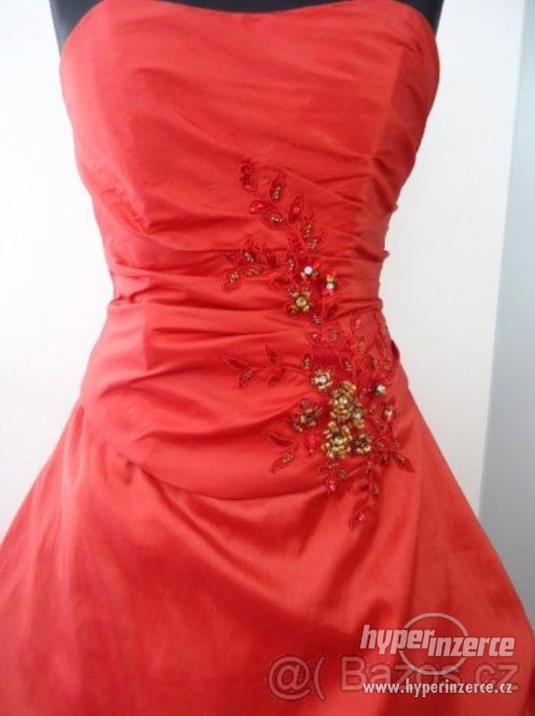 Červené plesové šaty - foto 1