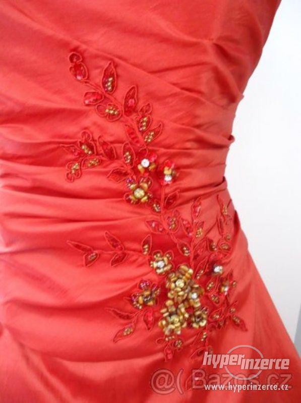 Červené plesové šaty - foto 2