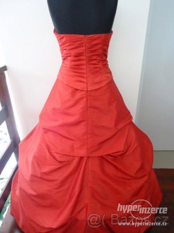 Červené plesové šaty - foto 3