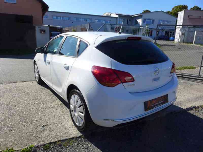 Opel Astra 1,6 CDTI COSMO, KLIMA, 1.MAJ - foto 4
