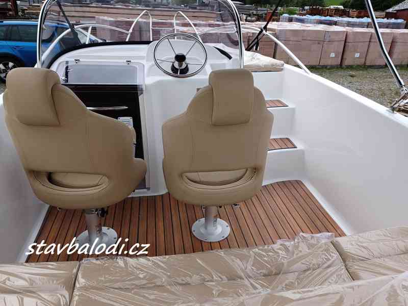 Motorový kajutový člun Orion 560 SunDeck - foto 9
