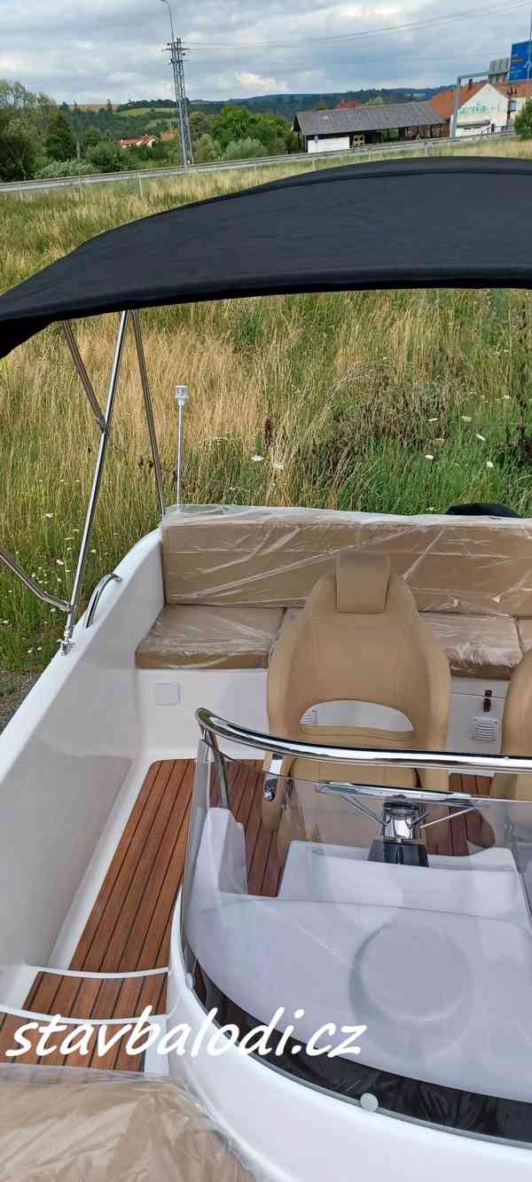 Motorový kajutový člun Orion 560 SunDeck - foto 7
