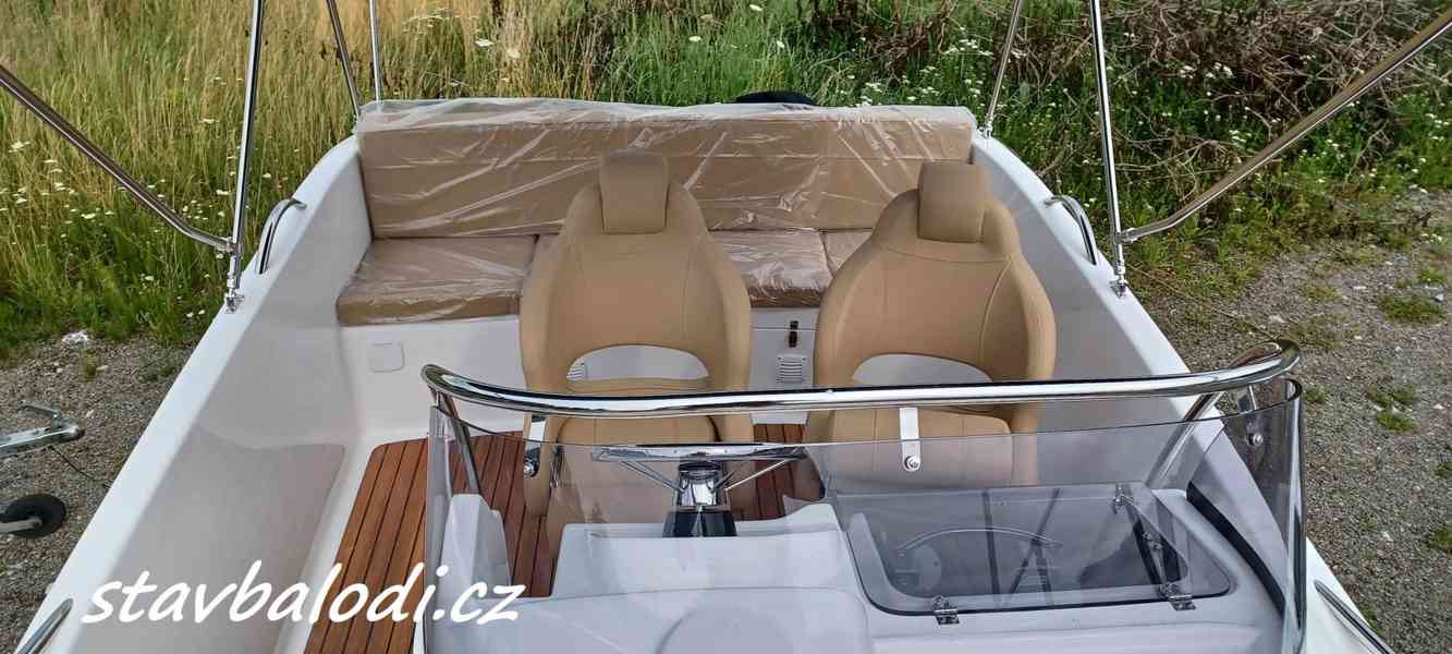 Motorový kajutový člun Orion 560 SunDeck - foto 5