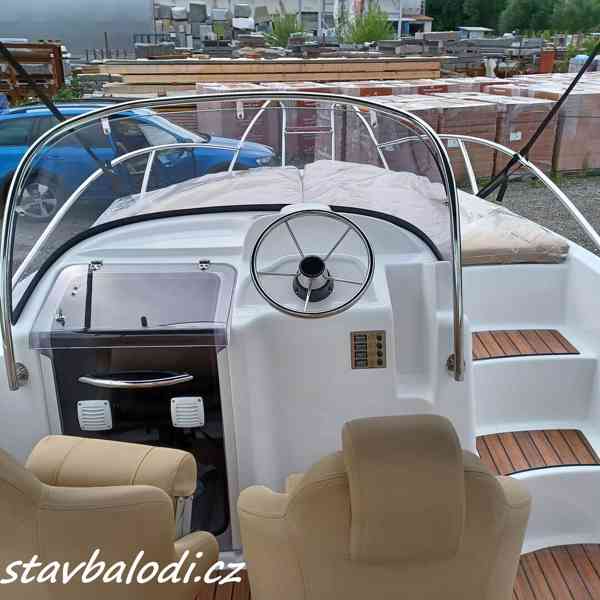 Motorový kajutový člun Orion 560 SunDeck - foto 6