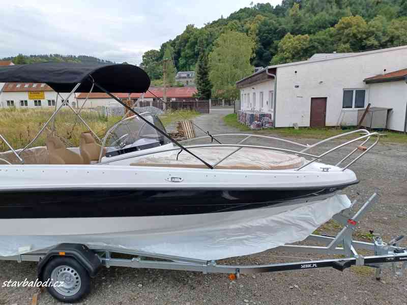 Motorový kajutový člun Orion 560 SunDeck - foto 3
