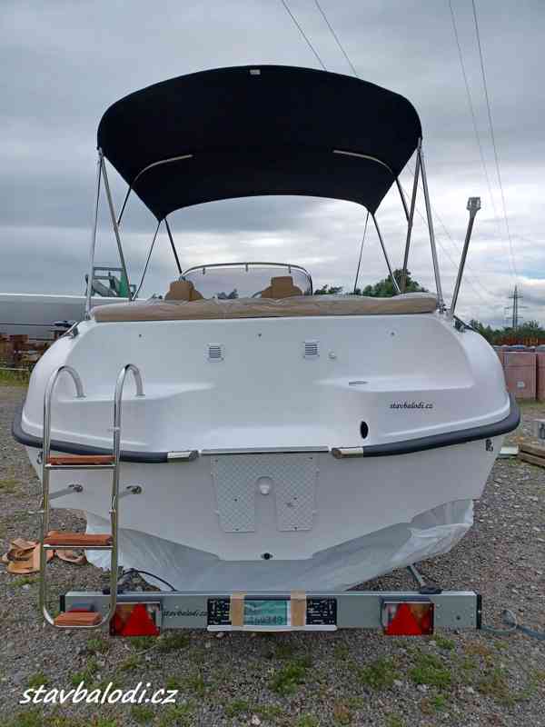 Motorový kajutový člun Orion 560 SunDeck - foto 4