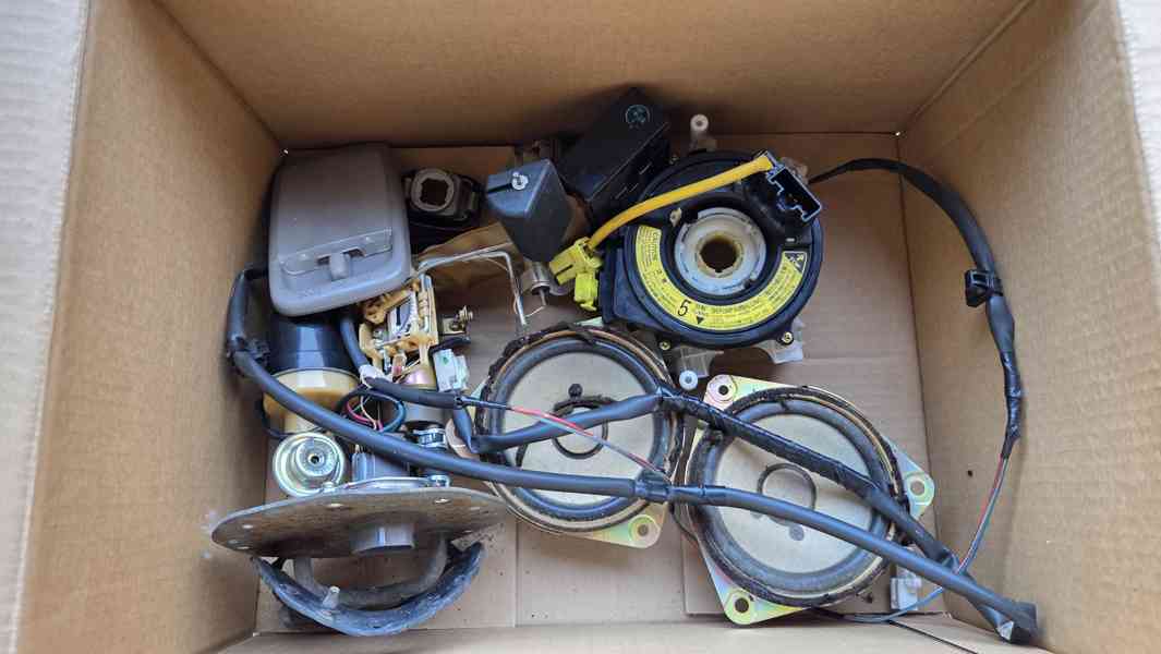 Díly Toyota Corolla E11 1.4 VVTI - foto 8