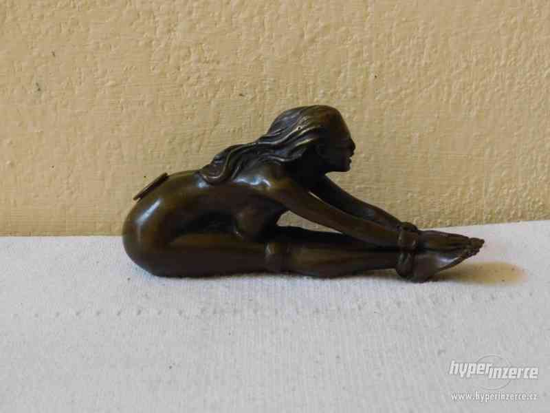 Bronzová socha akt - svázaná dívka - foto 1