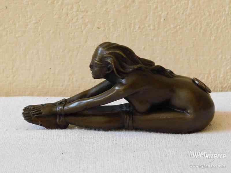 Bronzová socha akt - svázaná dívka - foto 3