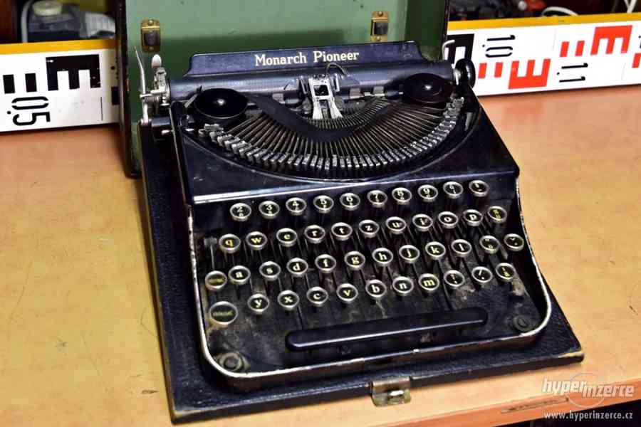 Monarch Pioneer Typewriter kufříkový psací stroj U.S.A. - foto 1