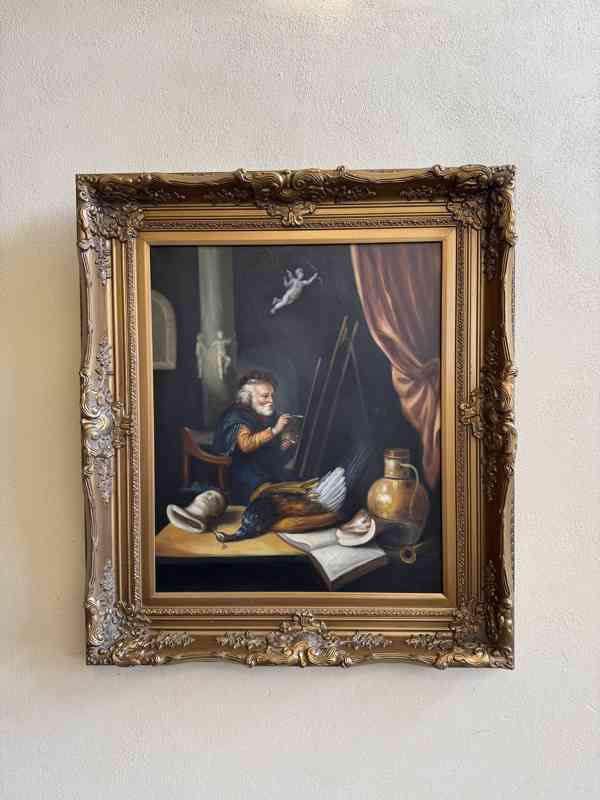 Malíř v ateliéru - obraz ve zlatém zdobeném rámu  - foto 1