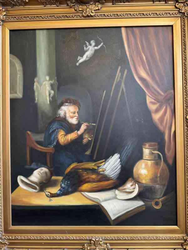 Malíř v ateliéru - obraz ve zlatém zdobeném rámu  - foto 2
