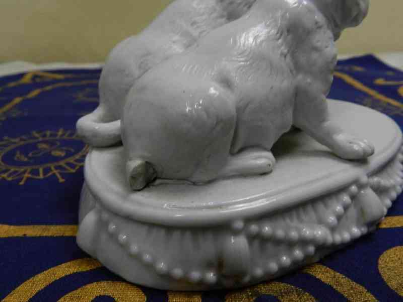 Krásná velmi stará porcelánová soška Psi  - foto 6
