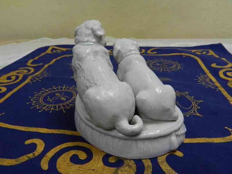 Krásná velmi stará porcelánová soška Psi  - foto 5