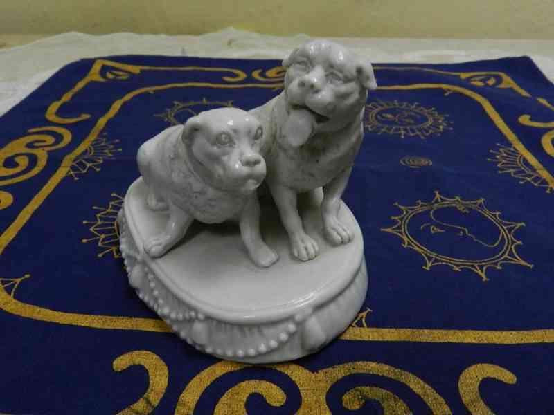 Krásná velmi stará porcelánová soška Psi  - foto 2