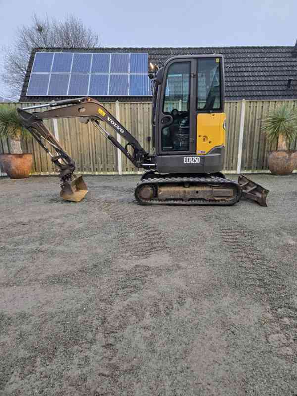 Minibagr Volvo ECR 25 D