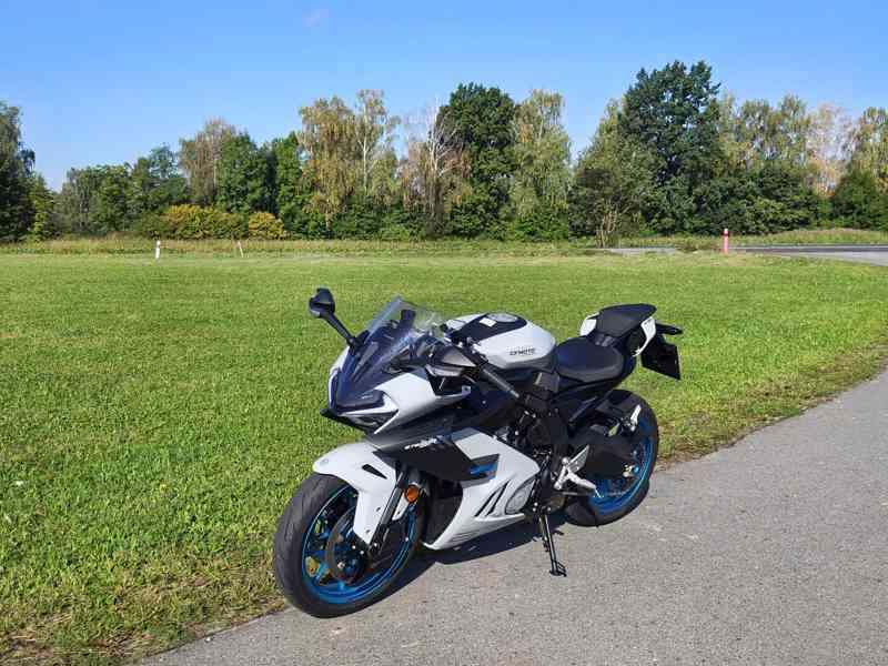 CFMOTO 675SR-R, najeto 1300 KM, záruka 6/2031  - foto 2