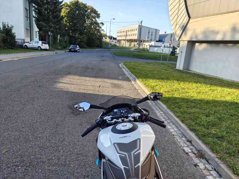 CFMOTO 675SR-R, najeto 1300 KM, záruka 6/2031  - foto 6