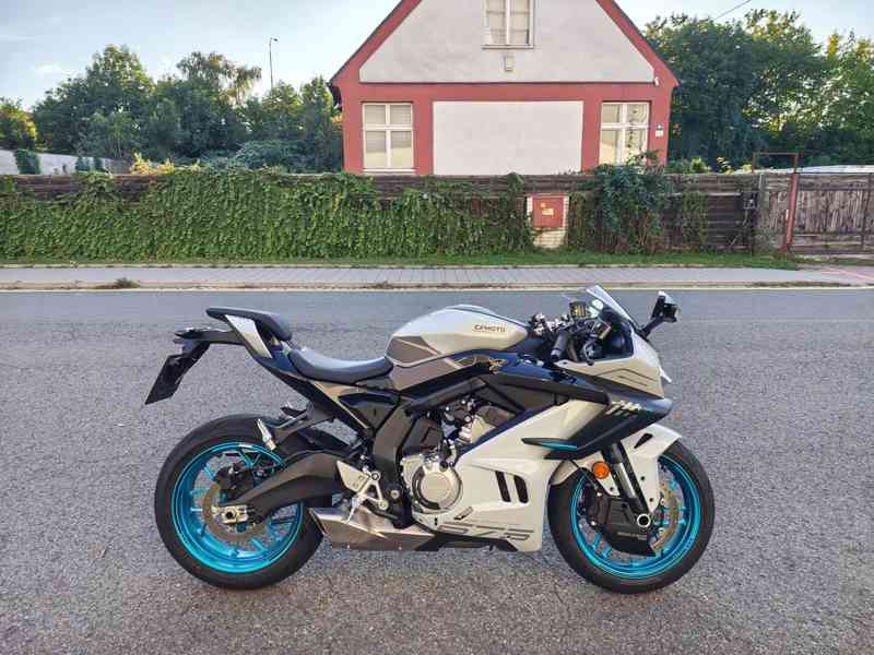 CFMOTO 675SR-R, najeto 1300 KM, záruka 6/2031  - foto 8