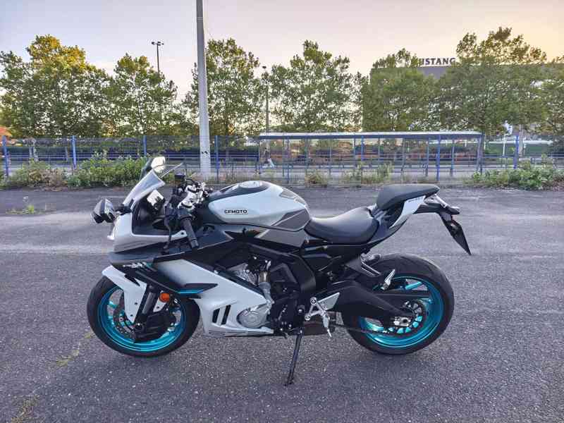 CFMOTO 675SR-R, najeto 1300 KM, záruka 6/2031  - foto 11