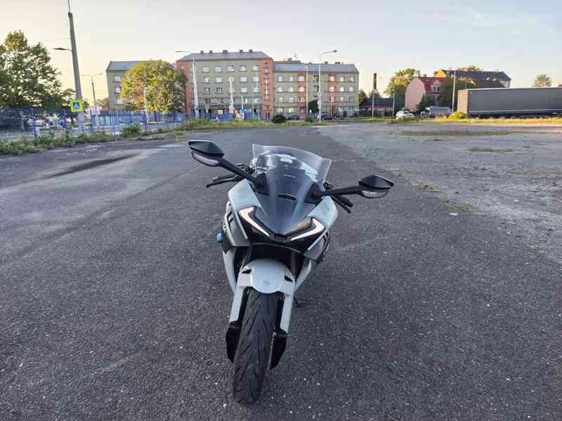CFMOTO 675SR-R, najeto 1300 KM, záruka 6/2031  - foto 17