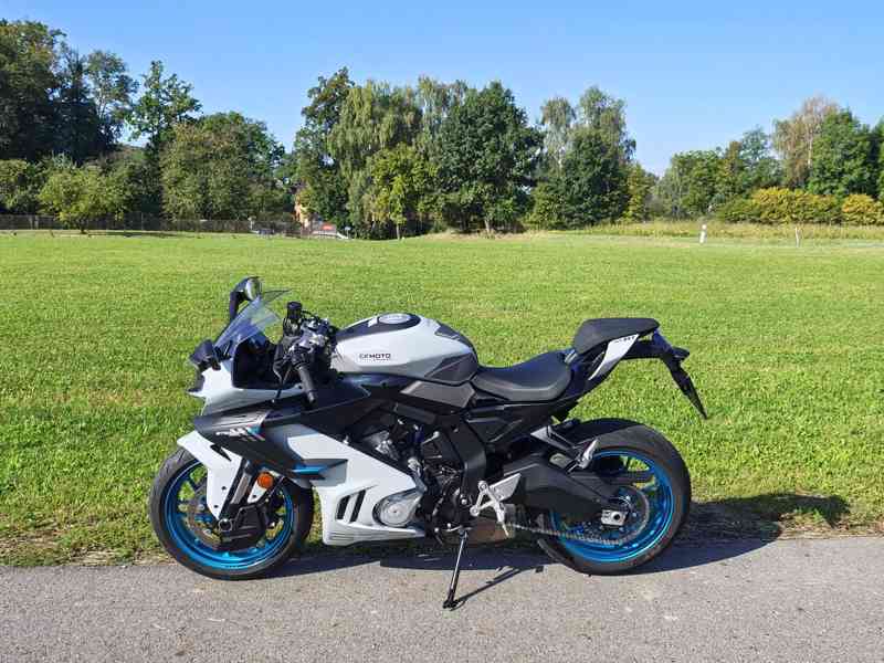 CFMOTO 675SR-R, najeto 1300 KM, záruka 6/2031  - foto 3