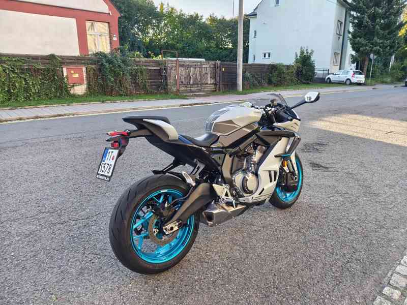 CFMOTO 675SR-R, najeto 1300 KM, záruka 6/2031  - foto 7