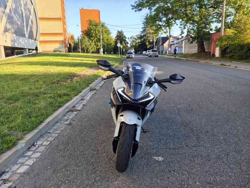 CFMOTO 675SR-R, najeto 1300 KM, záruka 6/2031  - foto 9