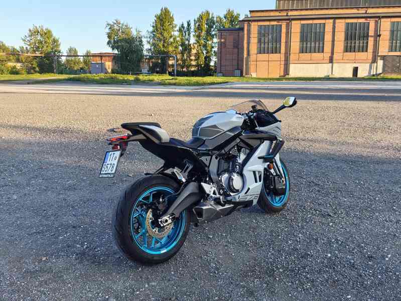 CFMOTO 675SR-R, najeto 1300 KM, záruka 6/2031  - foto 18