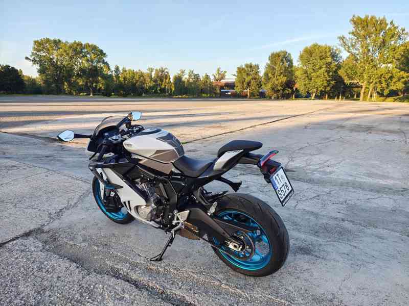 CFMOTO 675SR-R, najeto 1300 KM, záruka 6/2031  - foto 12