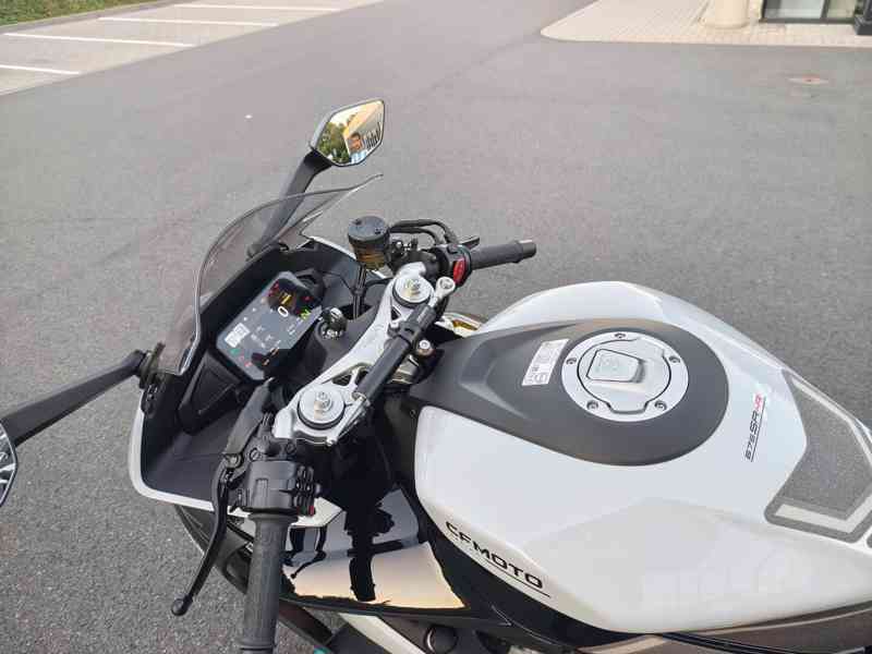 CFMOTO 675SR-R, najeto 1300 KM, záruka 6/2031  - foto 13