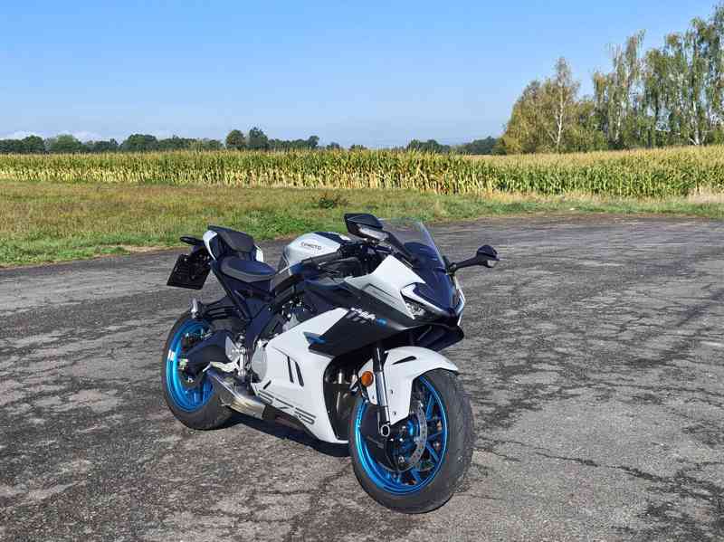 CFMOTO 675SR-R, najeto 1300 KM, záruka 6/2031  - foto 16