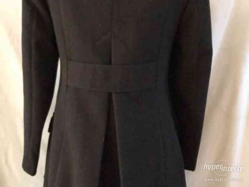 Černý kabát M&S ve velikosti M (38) - foto 3