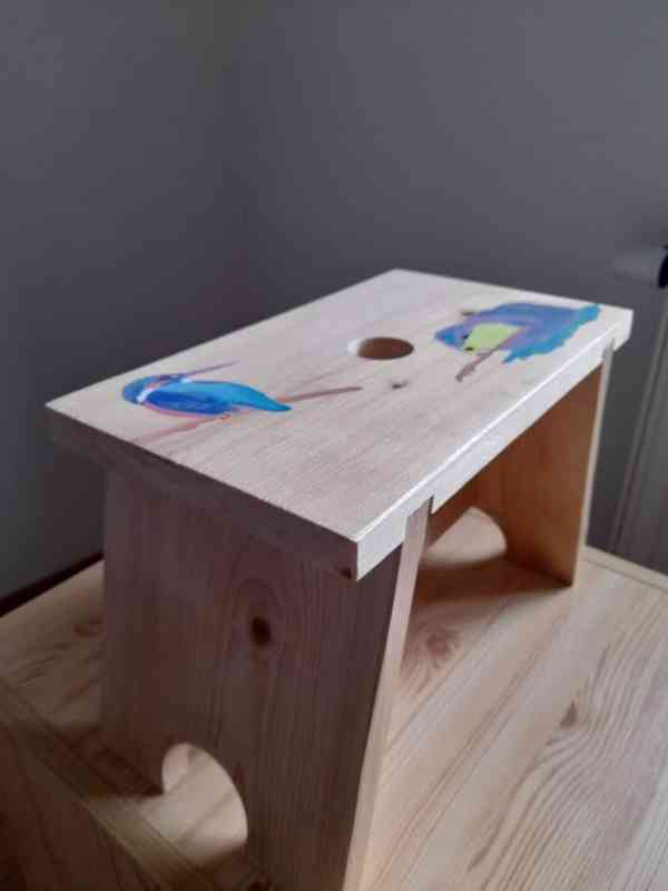 Ručně vyrobená i malovaná stolička s bobříkem a ledňáčkem - foto 5