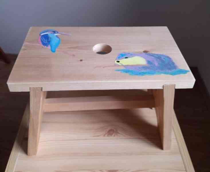 Ručně vyrobená i malovaná stolička s bobříkem a ledňáčkem - foto 1