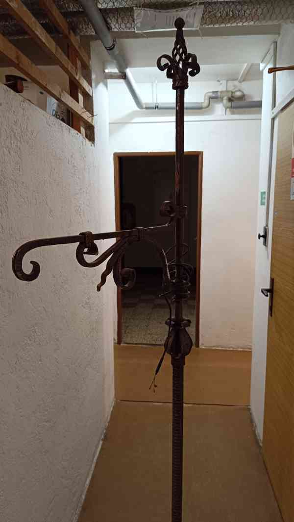 kovaný stojan na lucernu - foto 12