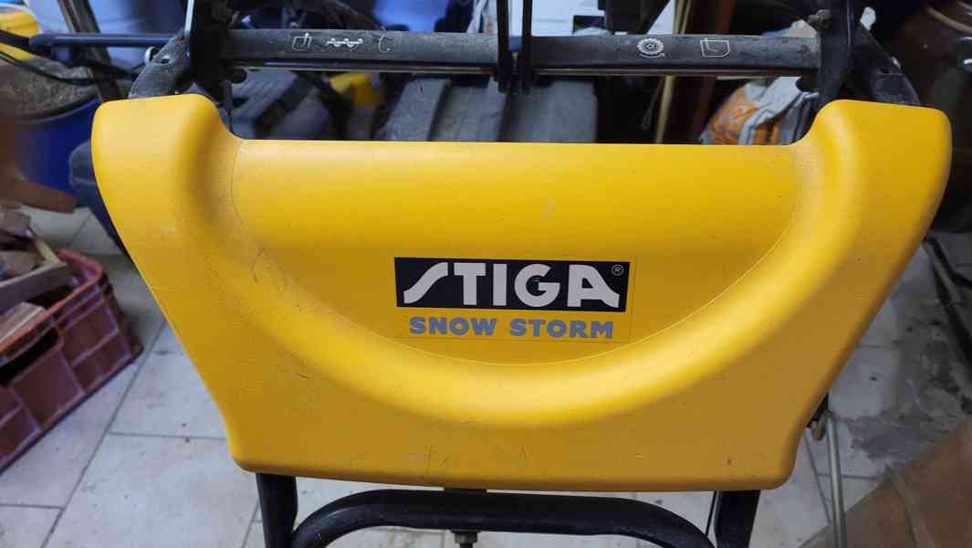 Sněhová dvoustupňová fréza Stiga Snow Storm - benzínová   - foto 3