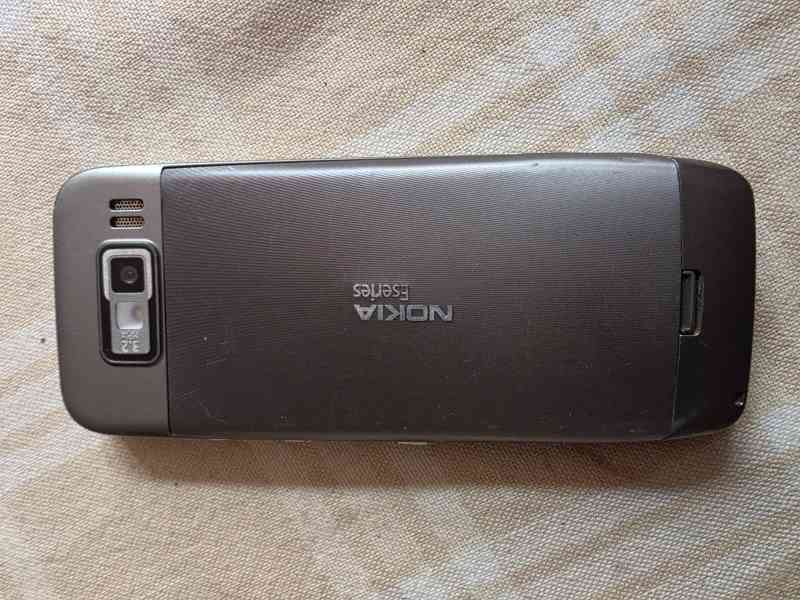 Mobilní tlačítkový telefon Nokia E52 - foto 2