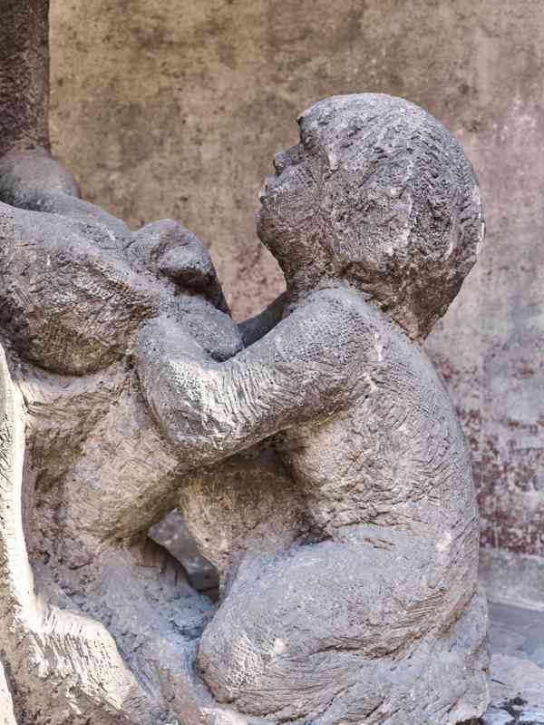 Obří pískovcové sousoší „Matka s dítětem”  - foto 5