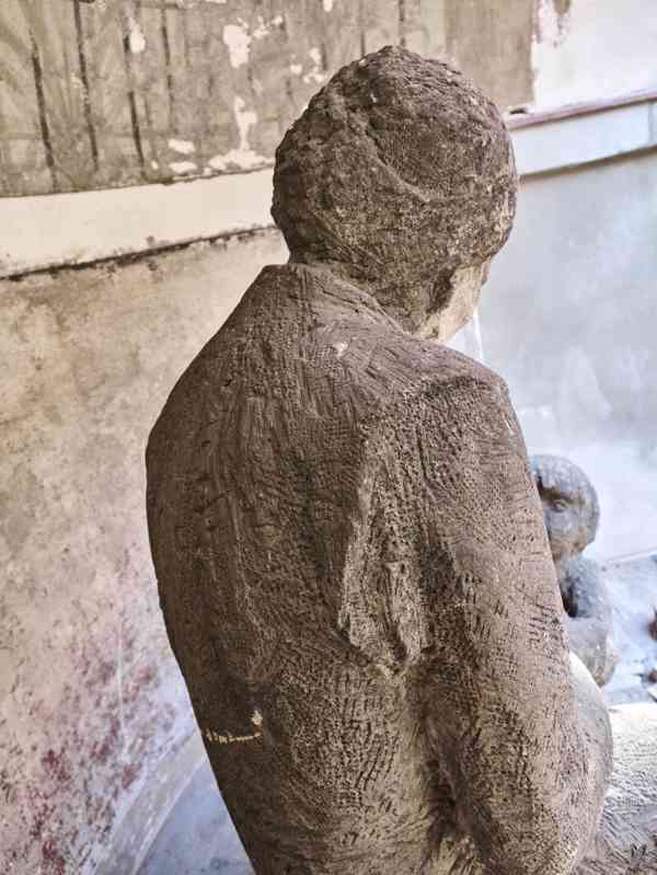 Obří pískovcové sousoší „Matka s dítětem”  - foto 19