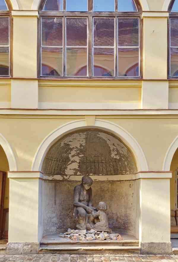 Obří pískovcové sousoší „Matka s dítětem”  - foto 8