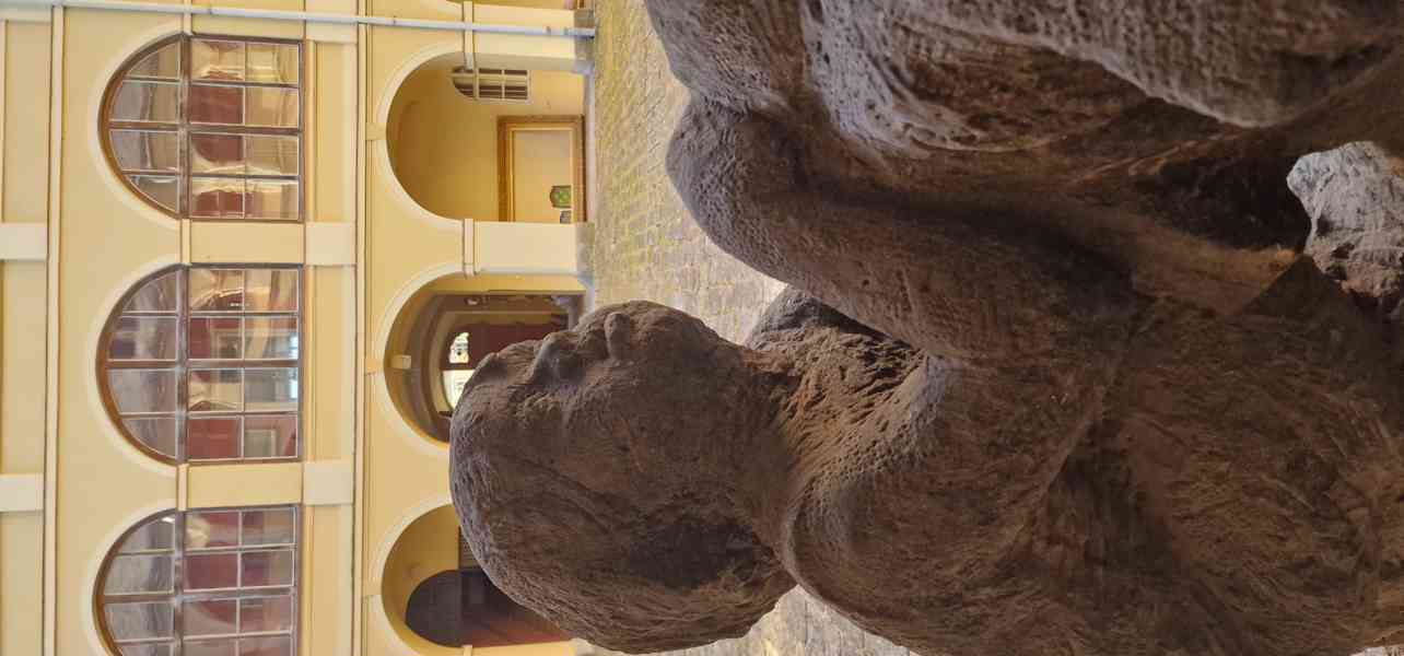 Obří pískovcové sousoší „Matka s dítětem”  - foto 9