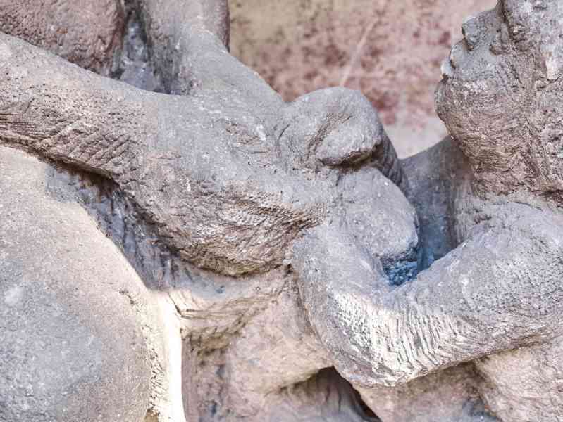 Obří pískovcové sousoší „Matka s dítětem”  - foto 14
