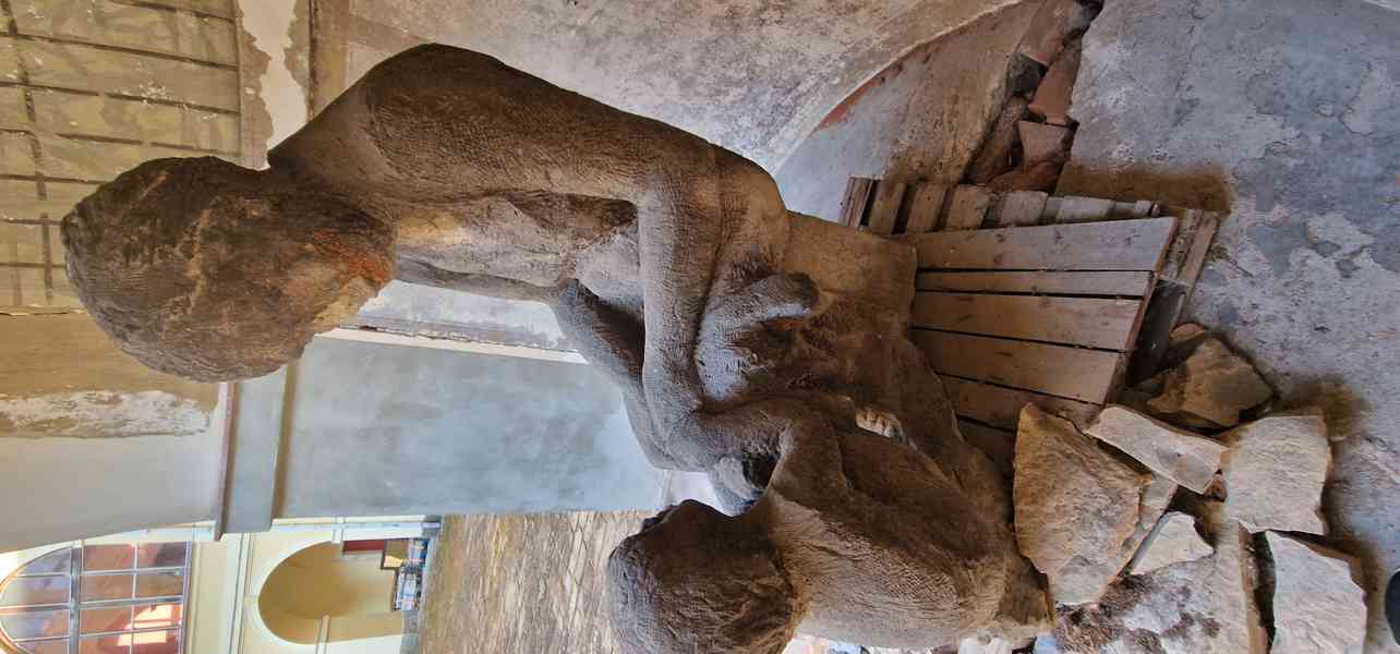 Obří pískovcové sousoší „Matka s dítětem”  - foto 11