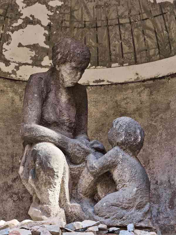 Obří pískovcové sousoší „Matka s dítětem”  - foto 21